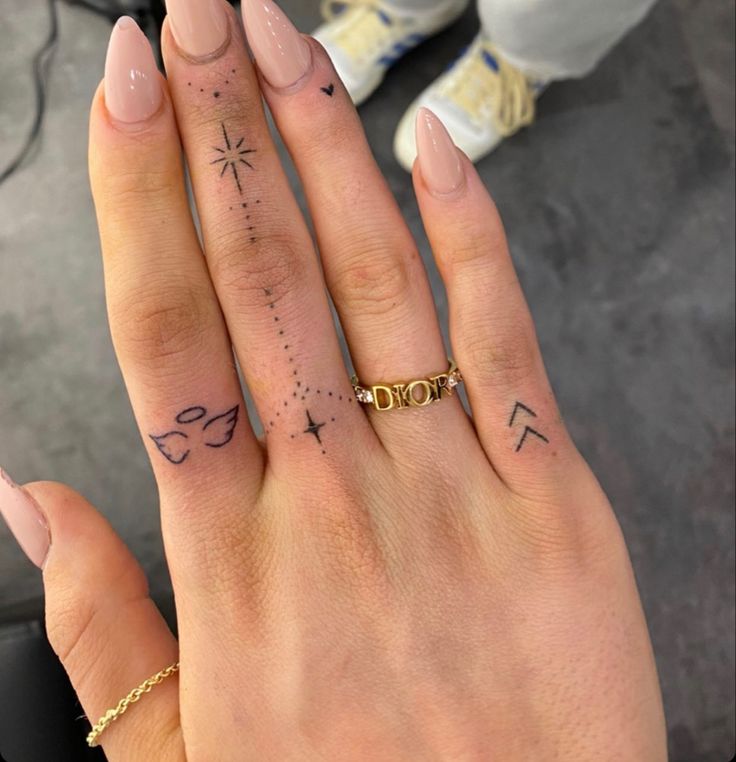 hình xăm đôi cánh thiên thần mini tuyệt đẹp Hình xăm mini trên ngón tay, phong cách blackwork, độ chi tiết cao, ảnh độ phân giải HD.