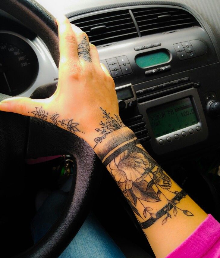 Hình xăm hoa đen trắng trên tay, phong cách blackwork chi tiết, ảnh HD.