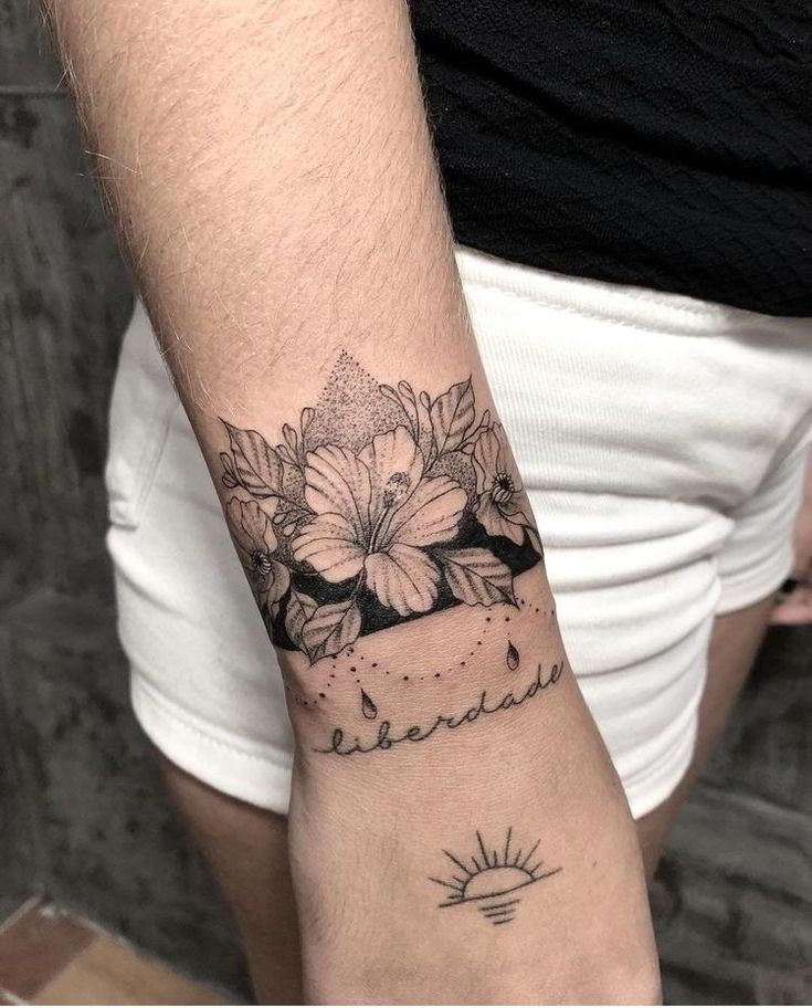 Hình xăm hoa cổ tay phong cách blackwork chi tiết, độ phân giải HD.