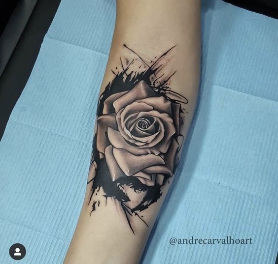 Hình xăm hoa hồng blackwork trên cánh tay, phong cách chi tiết, độ phân giải HD.