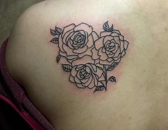 Hình xăm hoa hồng trên vai, phong cách blackwork, chi tiết rõ nét, độ phân giải HD.