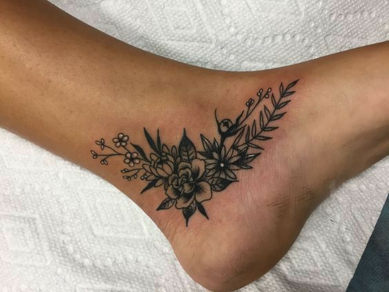 Hình xăm hoa ở mắt cá chân, phong cách blackwork, chi tiết tinh xảo, độ phân giải HD.