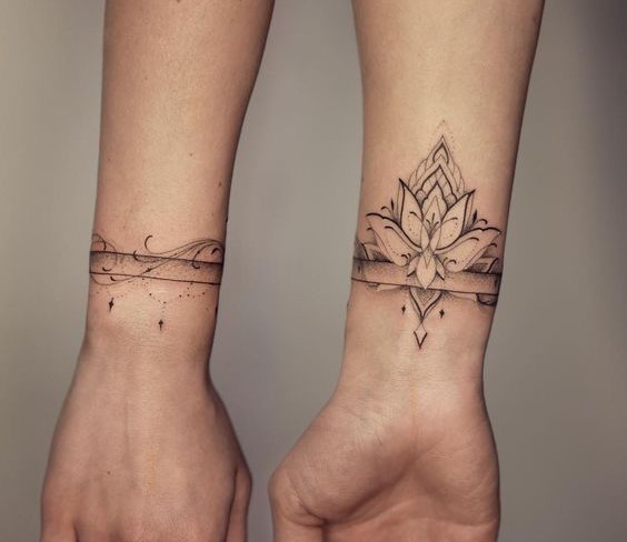 Hình xăm hoa văn cổ điển trên cổ tay, phong cách blackwork chi tiết, ảnh độ phân giải cao.
