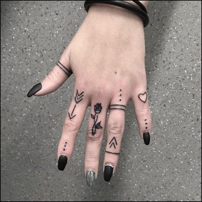 hình xăm họa tiết thú vị trên ngón tay Hình xăm mini trên ngón tay, phong cách blackwork, chi tiết rõ nét, độ phân giải HD.