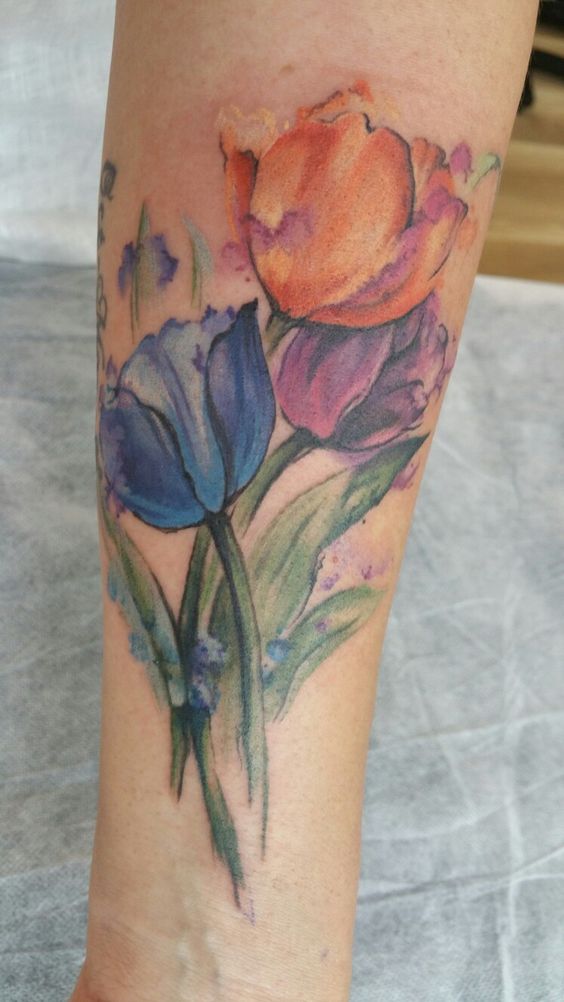 Hình xăm hoa tulip màu nước trên cánh tay, phong cách nghệ thuật, chi tiết rõ nét, độ phân giải HD.