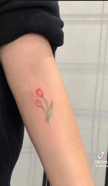 Hình xăm hoa tulip mini trên cánh tay, phong cách màu nước, chi tiết tinh tế, ảnh HD.