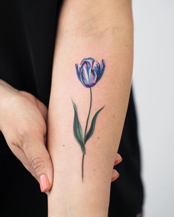 Hình xăm hoa tulip màu nước trên cánh tay, phong cách tinh tế, độ phân giải HD.