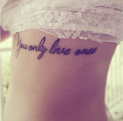 hình xăm mang ý nghĩa sống hết mình Hình xăm chữ "You only live once" trên lườn, phong cách chữ viết tay, ảnh HD.