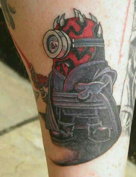 mẫu tattoo minion cực độc đáo Hình xăm nhân vật hoạt hình trên bắp tay, phong cách màu sắc, chi tiết vừa phải, độ phân giải HD.