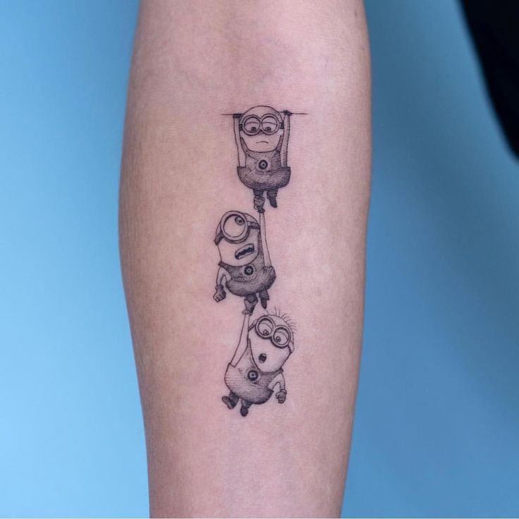 tattoo minion cực kỳ sáng tạo và dễ thương Hình xăm nhân vật hoạt hình trên tay, phong cách blackwork, chi tiết rõ nét, độ phân giải HD.