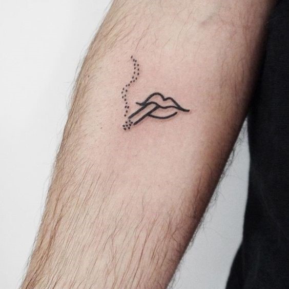 thiết kế tattoo môi ấn tượng cho nam giới Hình xăm mini môi và thuốc lá trên tay, phong cách blackwork, chi tiết tinh tế, độ phân giải HD.