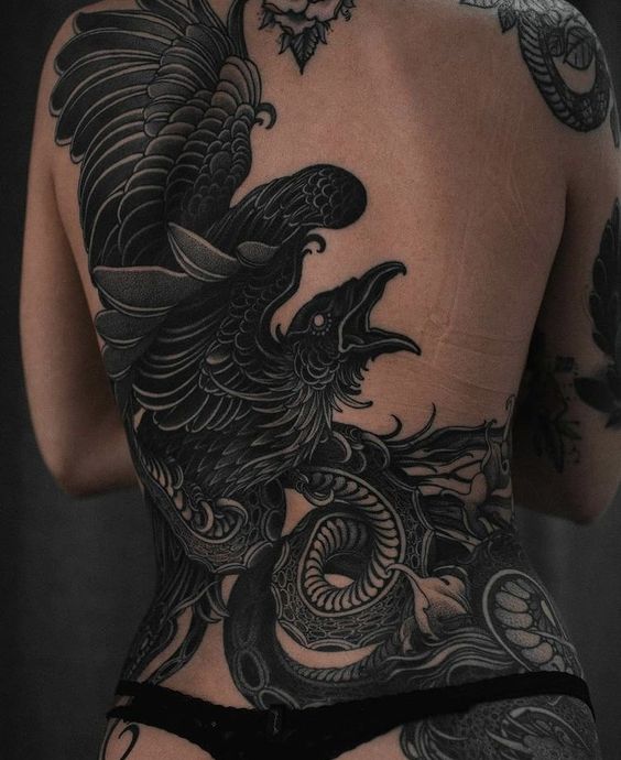 Hình xăm chim phượng trên lưng, phong cách blackwork, chi tiết tinh xảo, độ phân giải HD.