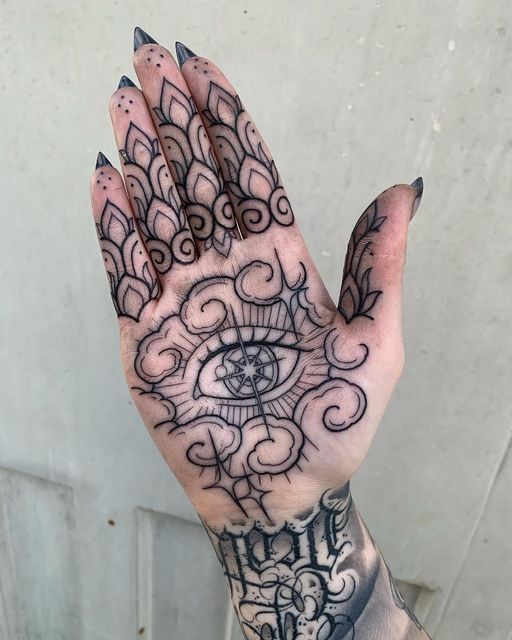 hình xăm ngón tay độc đáo không giống ai Hình xăm mắt trên bàn tay, phong cách blackwork, chi tiết tinh xảo, ảnh HD.