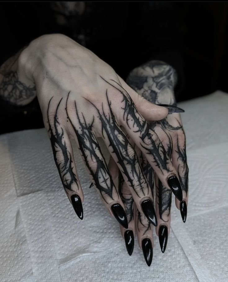 thiết kế hình xăm ngón tay phong cách mới lạ Hình xăm blackwork họa tiết rễ cây trên bàn tay, chi tiết sắc nét, phong cách nghệ thuật, ảnh HD.