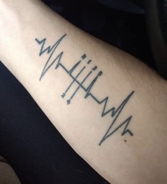 Hình xăm đường nét nhịp tim và số trên cánh tay, phong cách blackwork, độ phân giải HD.