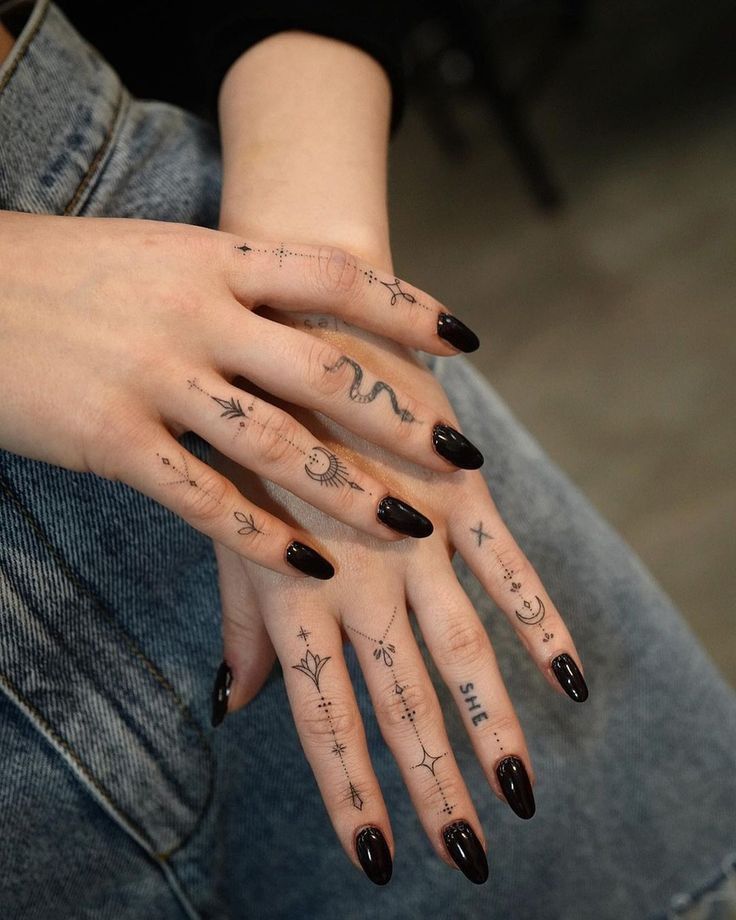 hình xăm nhỏ xinh cho ngón tay Hình xăm mini nghệ thuật trên ngón tay, phong cách blackwork, chi tiết tinh tế, ảnh HD.
