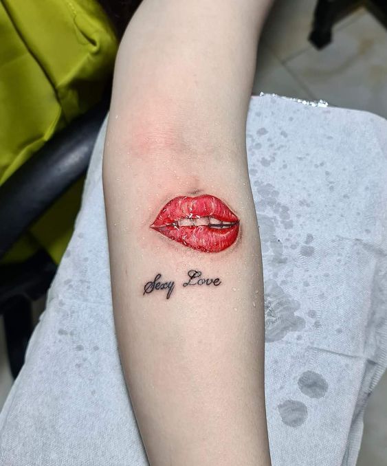 tattoo hình nụ hôn trên cẳng tay Hình xăm môi đỏ phong cách 3D trên cánh tay, chữ "Sexy Love", chi tiết rõ nét, độ phân giải HD.