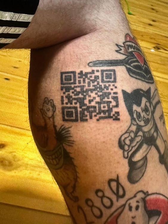 Hình xăm đa dạng trên chân với mã QR và nhân vật hoạt hình, phong cách blackwork, ảnh HD.