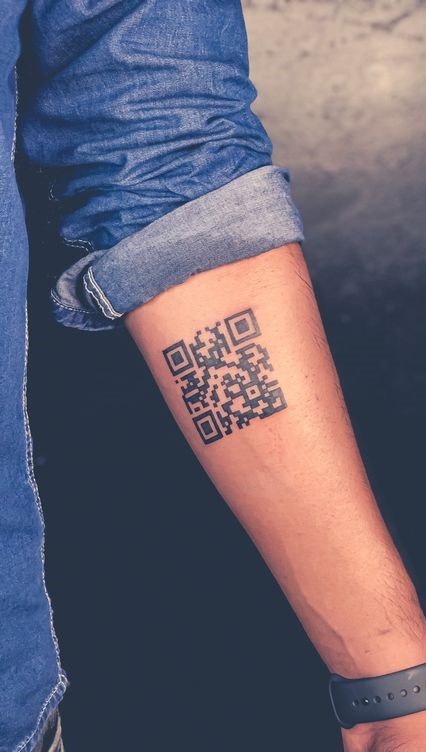Hình xăm QR code trên cánh tay, phong cách blackwork, chi tiết cao, ảnh HD.