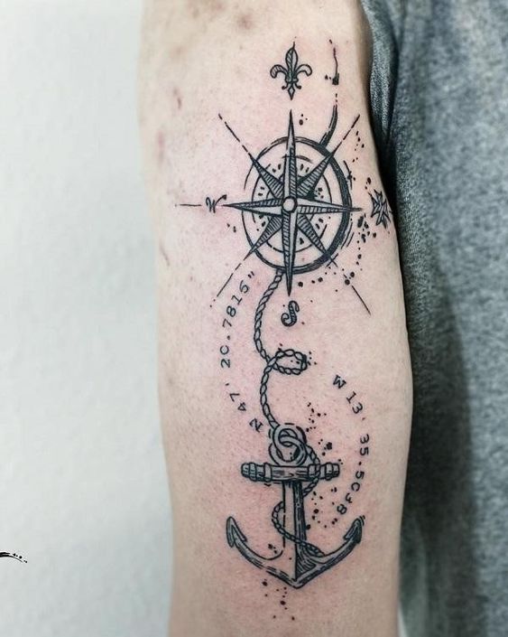Hình xăm la bàn và mỏ neo trên cánh tay, phong cách blackwork, chi tiết rõ nét, ảnh HD.