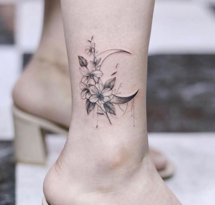 Hình xăm hoa và trăng trên mắt cá, phong cách blackwork chi tiết, ảnh HD.