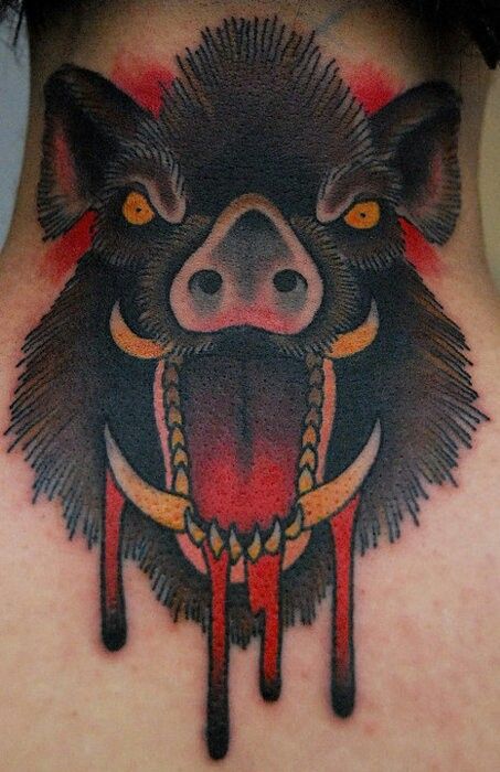 tattoo phía sau gáy con lợn đen dữ tợn Hình xăm đầu lợn rừng phong cách màu sắc chi tiết trên gáy, độ phân giải HD.