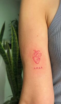 mẫu tattoo trái tim đơn giản mà đẹp mắt Hình xăm trái tim mini trên tay, phong cách tối giản, màu đỏ, độ phân giải HD.