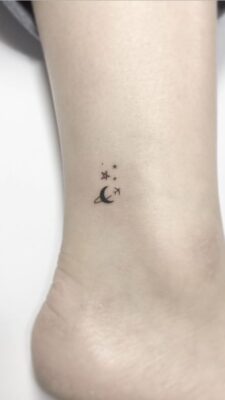Hình xăm mini mặt trăng và sao ở mắt cá chân, phong cách blackwork, độ phân giải HD.