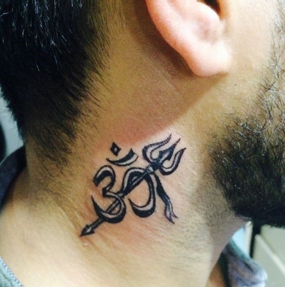 mẫu xăm ấn tượng sau tai Hình xăm ký tự Om cổ điển trên cổ, phong cách blackwork, chi tiết rõ nét, độ phân giải HD.