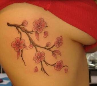 Hình xăm hoa anh đào trên hông, phong cách màu nước, chi tiết rõ nét, độ phân giải HD.