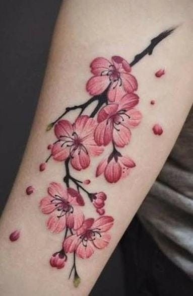 Hình xăm hoa anh đào trên cánh tay, phong cách màu nước, chi tiết rõ nét, ảnh HD.