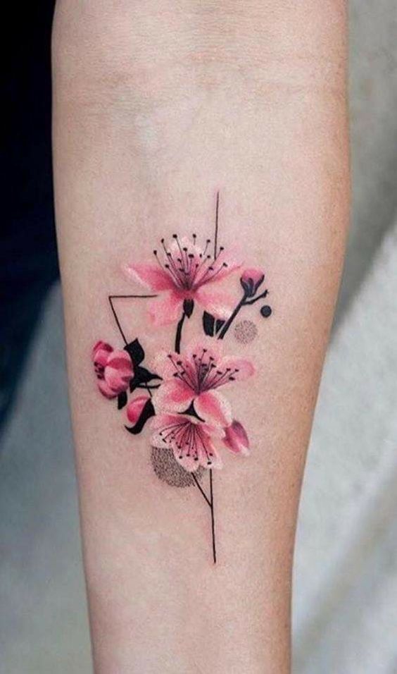 Hình xăm hoa phong cách màu nước trên tay, chi tiết sắc nét, độ phân giải HD.
