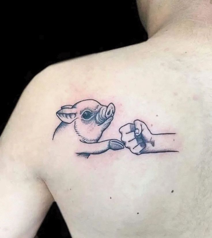 xăm bả vai chú lợn đầy phong cách Hình xăm lợn mini phong cách blackwork trên vai, chi tiết sắc nét, độ phân giải HD.