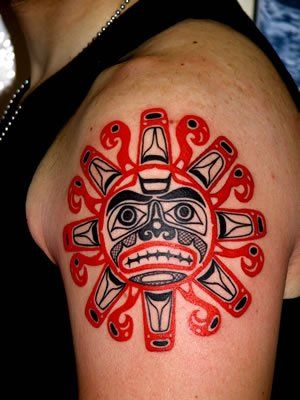 Hình xăm mặt trời phong cách tribal trên vai, chi tiết rõ nét, độ phân giải HD.
