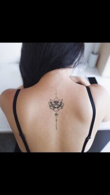 Hình xăm hoa sen trên lưng, phong cách blackwork, chi tiết rõ nét, ảnh HD.
