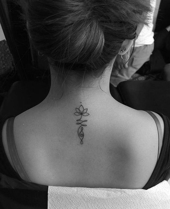 hình xăm hoa sen mini tuyệt đẹp Hình xăm hoa sen tối giản trên gáy, phong cách blackwork, ảnh đen trắng độ phân giải HD.