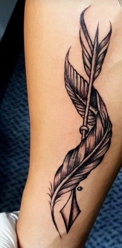 thiết kế xăm cánh lông kết hợp mũi tên Hình xăm mũi tên và lông vũ trên tay, phong cách blackwork chi tiết, độ phân giải HD.