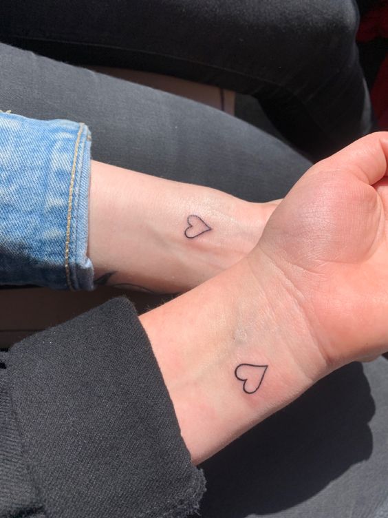 mẫu xăm cặp trái tim nhỏ cute cho các cặp đôi Hình xăm mini trái tim trên cổ tay, phong cách blackwork, độ chi tiết cao, ảnh HD.