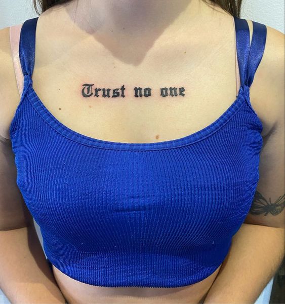 Hình xăm chữ ngực, phong cách blackwork, độ chi tiết cao, HD.
