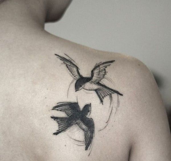 Hình xăm chim én trên vai, phong cách blackwork, chi tiết tinh xảo, độ phân giải HD.