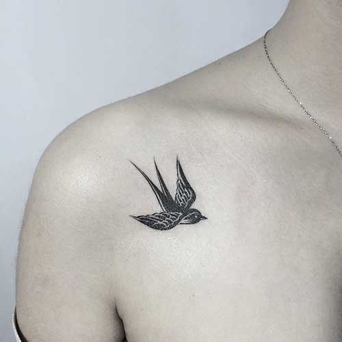 Hình xăm chim én blackwork trên vai, chi tiết sắc nét, độ phân giải HD.