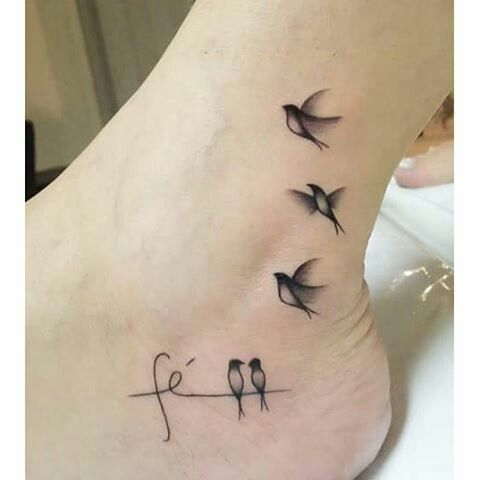 Hình xăm chim mini ở mắt cá chân, phong cách blackwork, chi tiết tinh tế, độ phân giải HD.