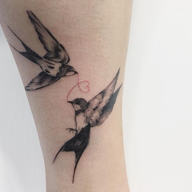 Hình xăm chim én trên chân, phong cách blackwork, chi tiết cao, độ phân giải HD.