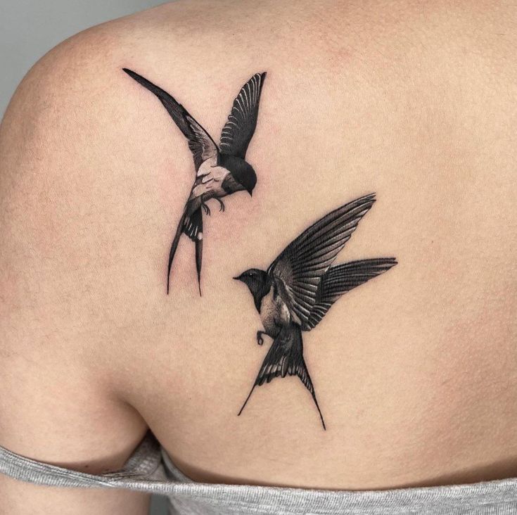 Hình xăm chim én trên vai, phong cách blackwork, chi tiết rõ nét, ảnh HD.