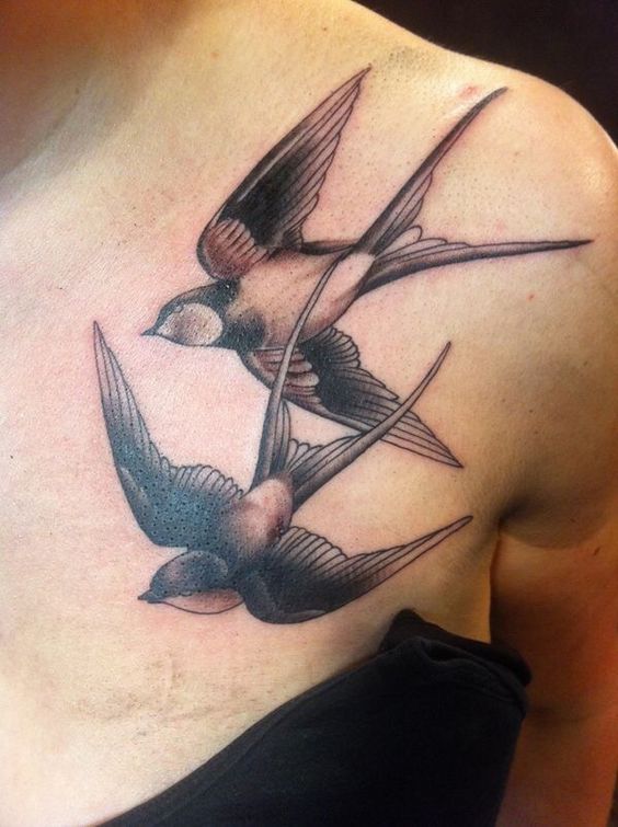 Hình xăm chim én trên vai, phong cách blackwork, chi tiết tinh xảo, độ phân giải HD.