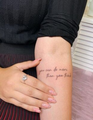 Hình xăm chữ nghệ thuật trên cánh tay, phong cách lettering tinh tế, ảnh chất lượng HD.