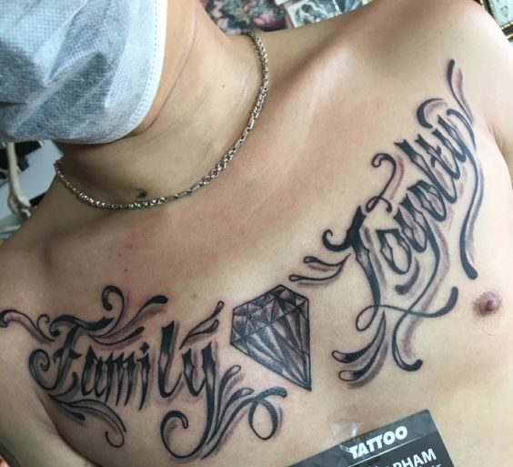 Hình xăm chữ nghệ thuật trên ngực với từ "Family" và "Loyalty", phong cách blackwork, chi tiết, độ phân giải HD.