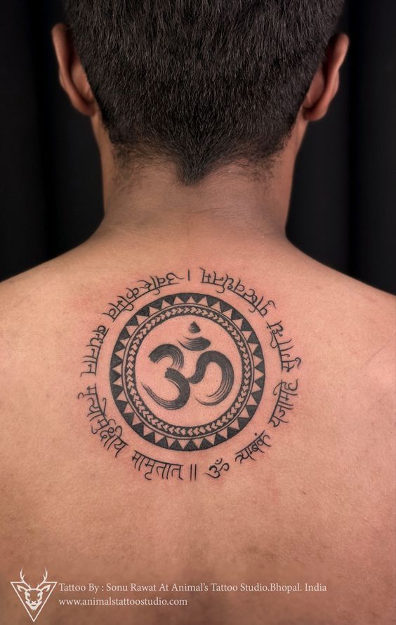mẫu xăm chữ om ấn tượng sau lưng Hình xăm ký hiệu Om trên lưng, phong cách blackwork, chi tiết rõ nét, độ phân giải cao HD.
