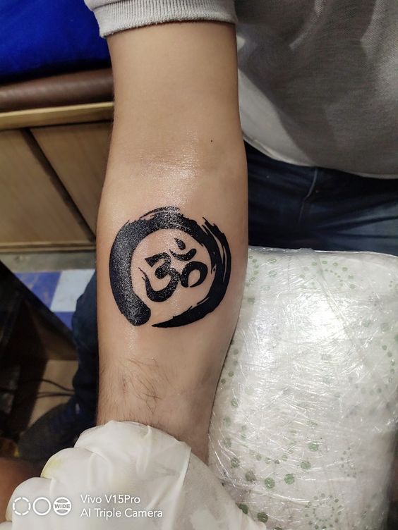 mẫu xăm chữ om ấn tượng Hình xăm Om phong cách blackwork trên cánh tay, chi tiết rõ nét, ảnh HD.