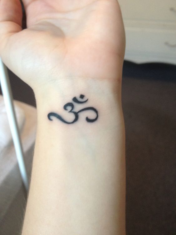 mẫu xăm chữ om đơn giản cho bạn gái Hình xăm ký hiệu Om trên cổ tay, phong cách blackwork, độ chi tiết cao, độ phân giải HD.